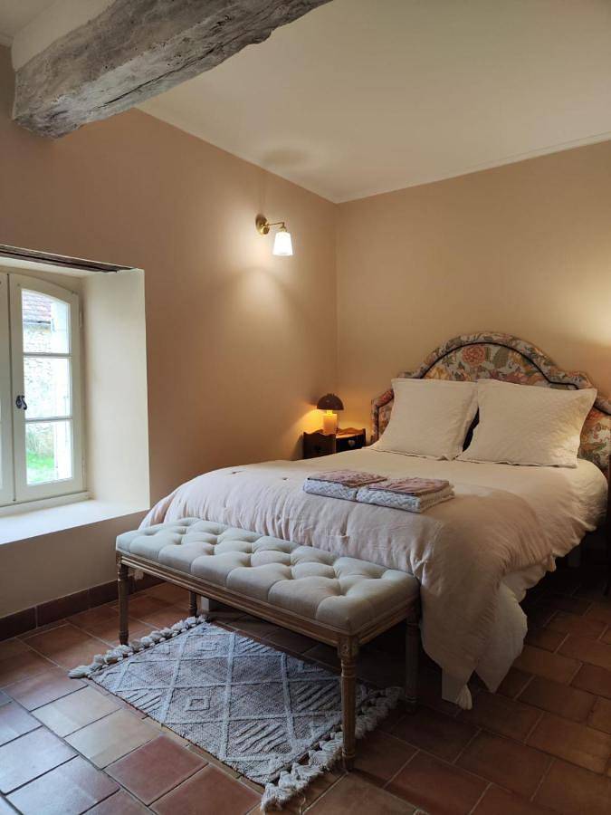 Location de vacances pour 2 personnes, avec terrasse et piscine ainsi que vue et jardin à Saint-Puy - 4