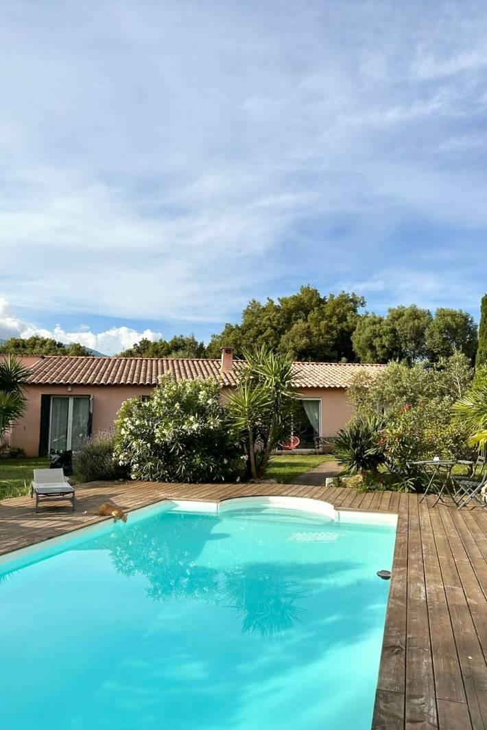 Location de vacances pour 8 personnes, avec terrasse et jardin à Figari