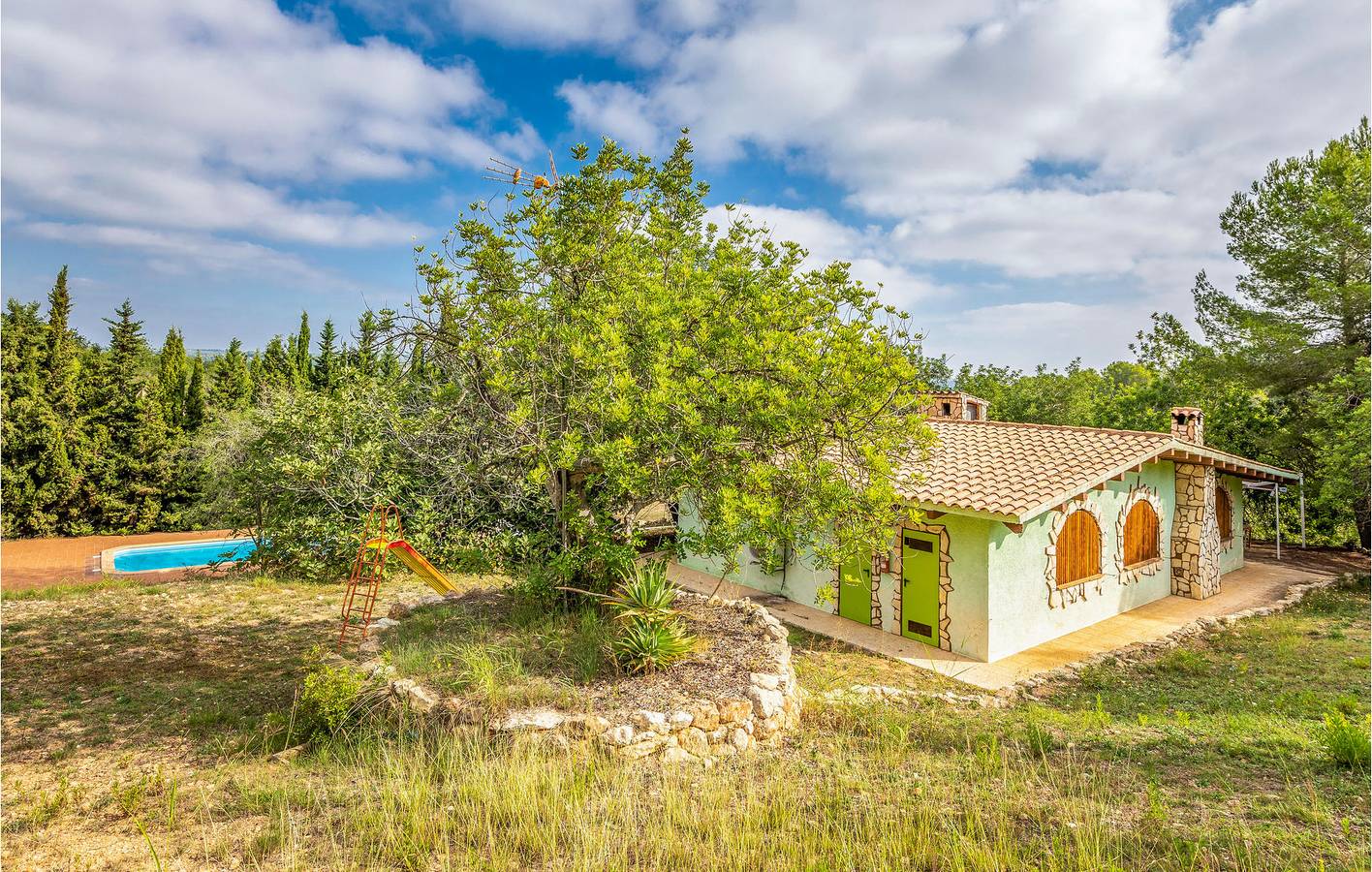 Appartement au bord de la piscine avec parking, climatisation et WiFi in La Riera de Gaià, Costa Dorada
