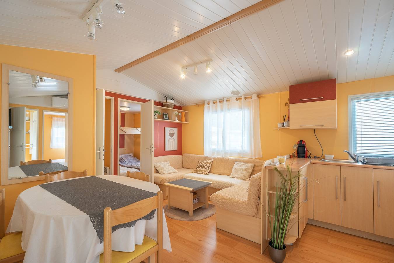 Mobile Home 'Mh 61 La Tremblade' with Shared Pool, Private Terrace and Air Conditioning in La Tremblade, Côte de Beauté