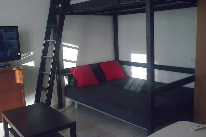 Apartamento entero, Estudio Con Aire Acondicionado. Vista de palmeras, cerca de un amplio estacionamiento gratuito y playas in Carqueiranne, Costa mediterránea (Francia)
