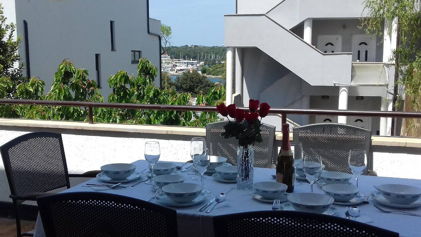 Ganze Ferienwohnung, Wohnung mit großer Terrasse in Medulin, Südküste Istrien