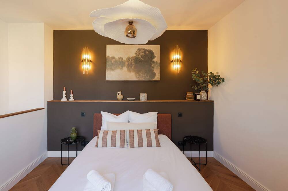 Entire apartment, Tour Vinea - Private Jacuzzi & 4K Cinema near Bordeaux in Villenave-d'Ornon, Bordeaux region