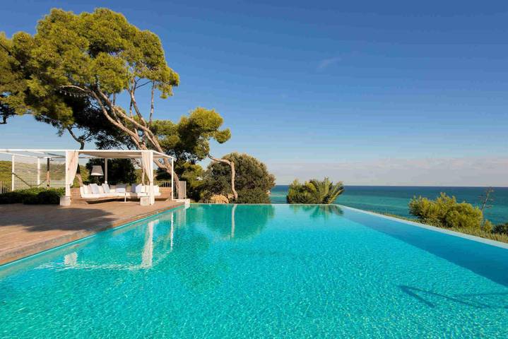 Location de vacances pour 12 personnes, avec piscine ainsi que jardin et vue sur l’océan à Vilanova i la Geltrú