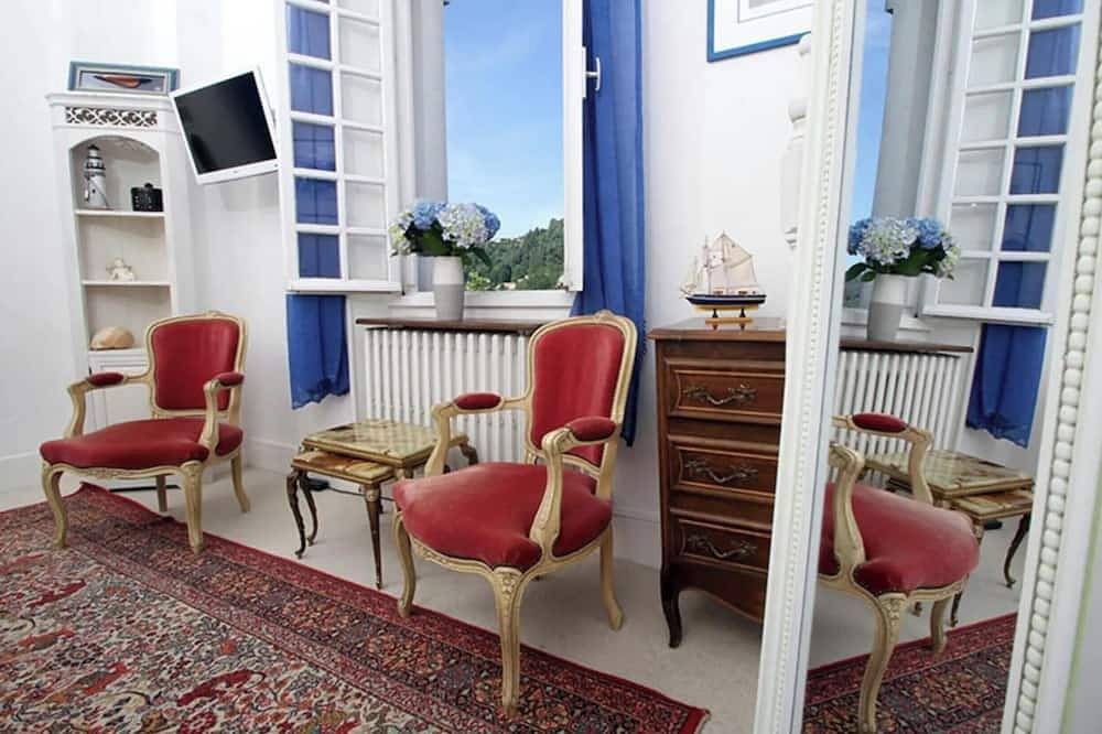 Appartement entier, Studio « Méditerranée » avec vue sur la montagne, piscine partagée et Wi-Fi in Vals-les-Bains, Parc naturel régional des Monts d'Ardèche