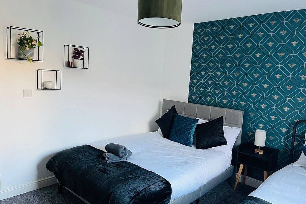 Adams Drive 4 Bedroom Stylish House |Parking in Ashford, Ashford region