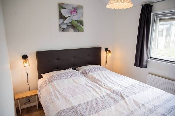 Luxury Holiday Chalet 1-4 persons with Private Jacuzzi, Private Sauna and Sun Shower. in Sint Jansklooster, Nationalpark Weerribben-Wieden