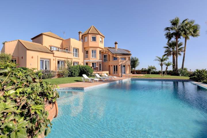 Chalet para 12 personas, con Balcón además de Jacuzzi y Jardín en Algeciras