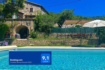 Gîte pour 7 personnes, avec piscine ainsi que vue et jardin à Joannas