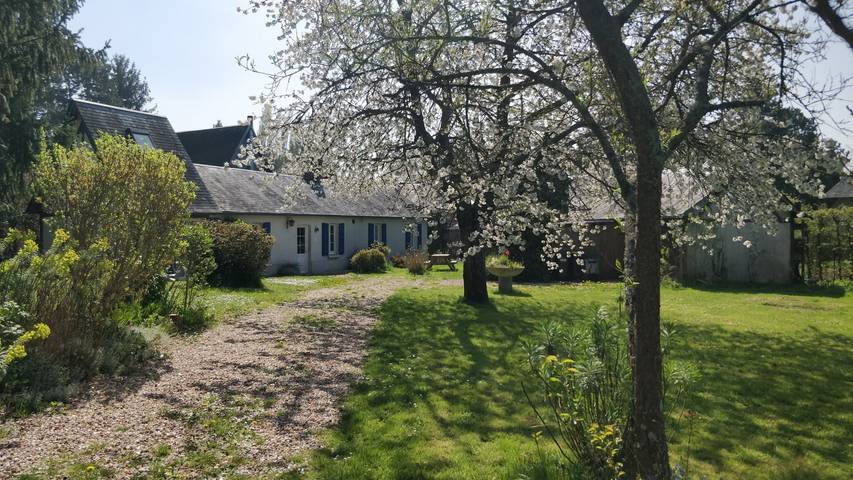 Gîte pour 4 personnes, avec jardin et piscine à Perruel