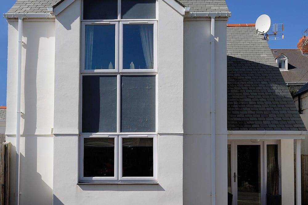Castaway Cottage in Trevone with parking and 100m from the sandy beach. in Trevone, Cornwall