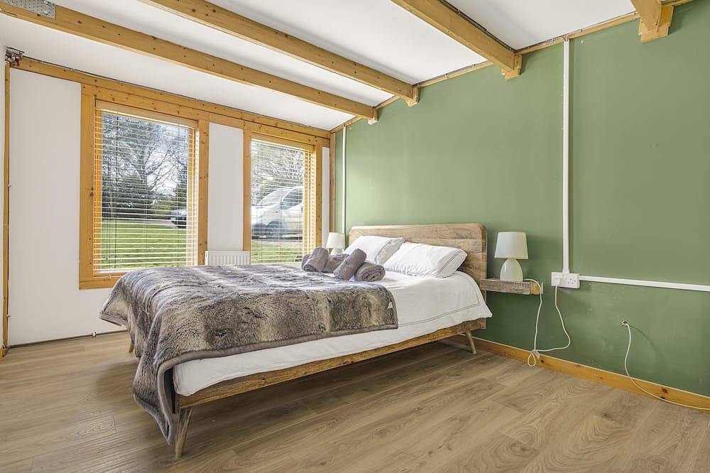 Cabin on 5 Acres with Stables, Firepit & Cinema in Sible Hedingham, Essex