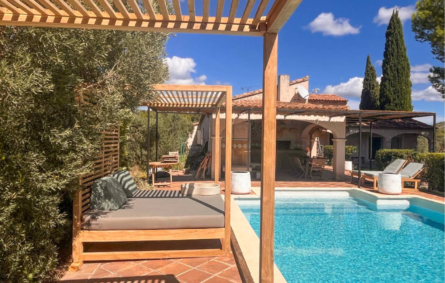 Appartement de luxe au bord de la piscine à Mouriès in Mouriès, Région d'Arles