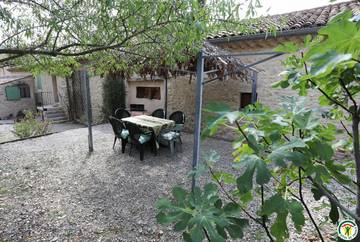 Gîte pour 6 personnes, avec jardin ainsi que terrasse et piscine à Valaurie