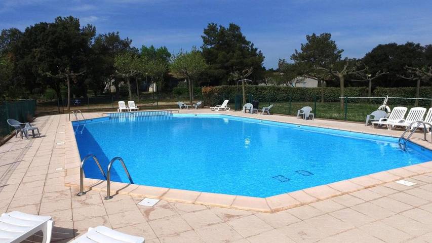 Parc de vacances pour 3 personnes, avec piscine et terrasse à Méjannes-le-Clap - 4