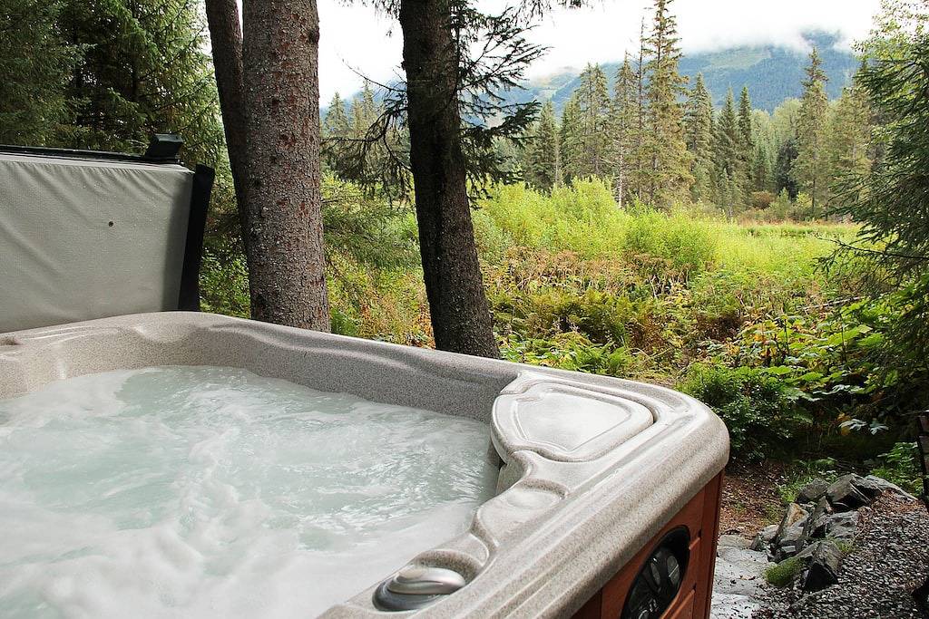 Kabine mit eigenem Whirlpool, Gourmetküche, handgefertigten Holzdetails, in der Nähe von Skifahren in Girdwood, Anchorage