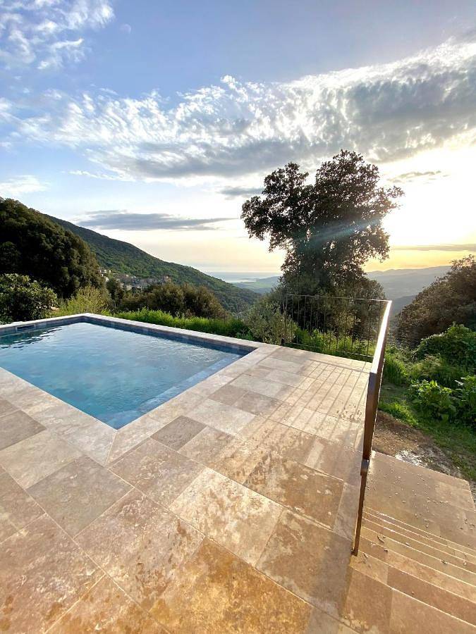 Location de vacances pour 6 personnes, avec vue ainsi que jardin et piscine à Sollacaro - 4