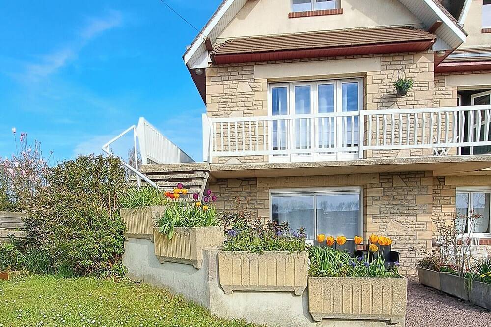 Appartement entier, Grand studio confortable à 350 m de la plage et des commerces avec cour privée in Saint-Aubin-sur-Mer (Calvados), Région de Caen