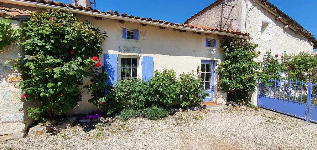 Location de vacances pour 2 personnes, avec piscine et jardin à Brossac - 2
