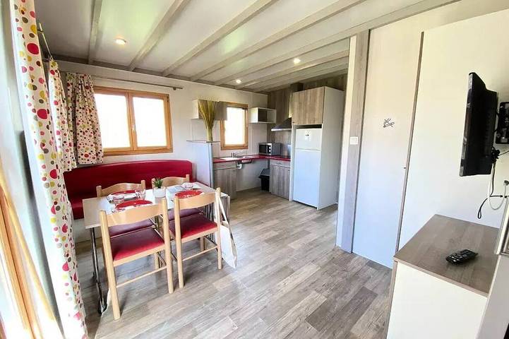 Chalet pour 4 personnes, avec terrasse et piscine