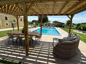 Location de vacances pour 2 personnes, avec jardin ainsi que piscine et vue à Saint-Savinien