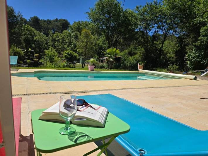 Appartement de vacances pour 2 personnes, avec piscine ainsi que vue et jardin
