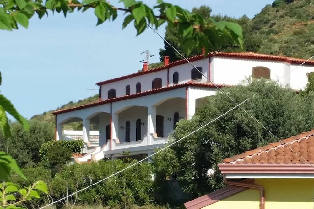 Appartamento intero, Villa Anna- Mansarda vista mare con terrazza, a pochi minuti dalla spiaggia in Marina di Fuscaldo, Fuscaldo