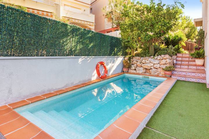 Casa rural para 8 personas, con Balcón/Terraza y Terraza además de Jardín y Piscina en Torredembarra