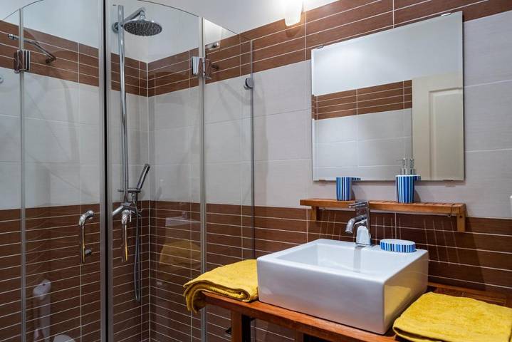 Location de vacances pour 2 personnes, avec vue et terrasse ainsi que jardin et piscine à Saint-Geniès-de-Comolas - 2