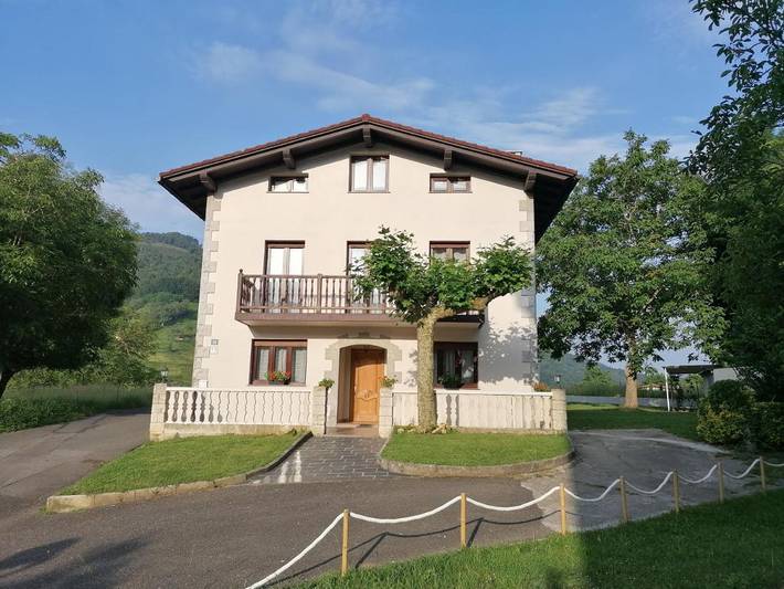 Location de vacances pour 8 personnes, avec Balcon et Terrasse ainsi que Jardin et Vue à Aizarnazabal