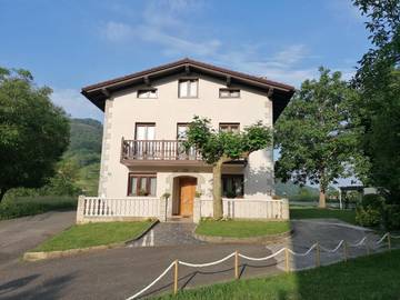 Gîte pour 10 personnes, avec vue ainsi que jardin et balcon à Aizarnazabal