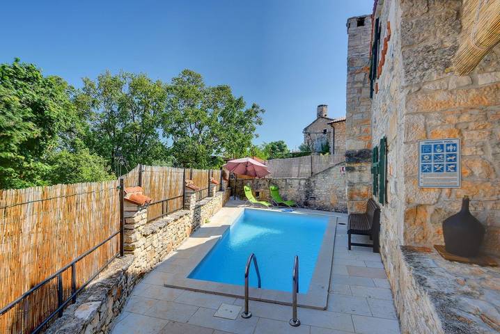 Location de vacances pour 3 personnes, avec piscine ainsi que jardin et terrasse, adapté aux familles à Svetvinčenat - 2