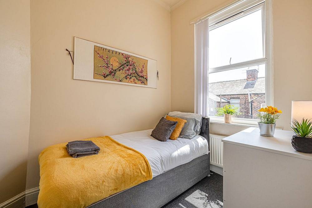 Spacious 5 bed house next to Kirkdale Station in Merseyside