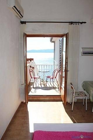 Ganzes Studio, Studioapartment in Pisak mit Meerblick, Balkon, Klimaanlage, W-Lan (4722-3) in Pisak, Omis-Riviera