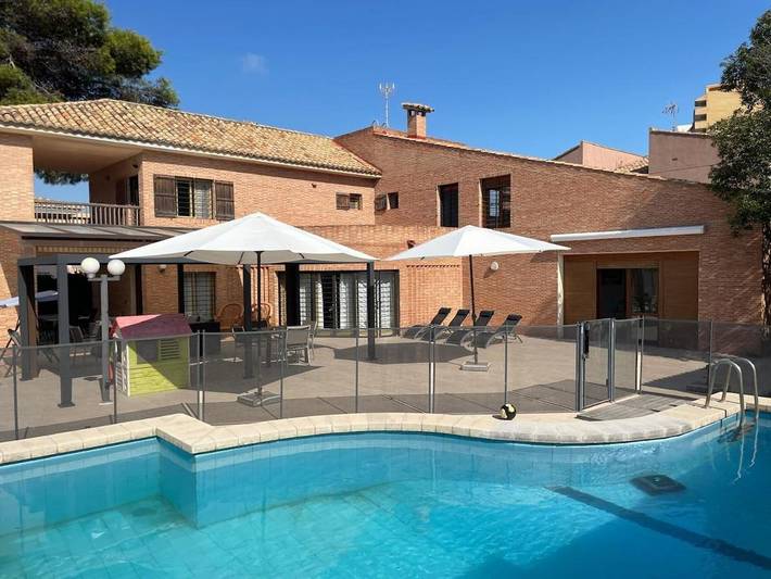 Location de vacances pour 8 personnes, avec terrasse ainsi que vue et piscine dans Mareny Blau
