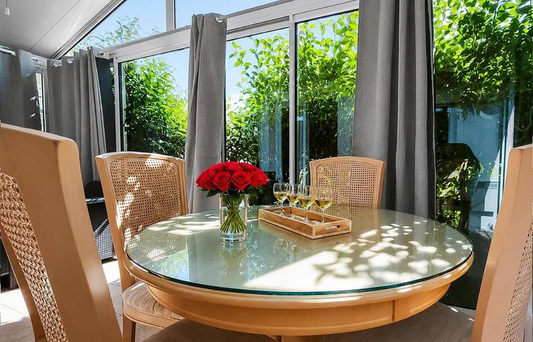 Appartement de vacances pour 4 personnes, avec terrasse ainsi que vue et piscine