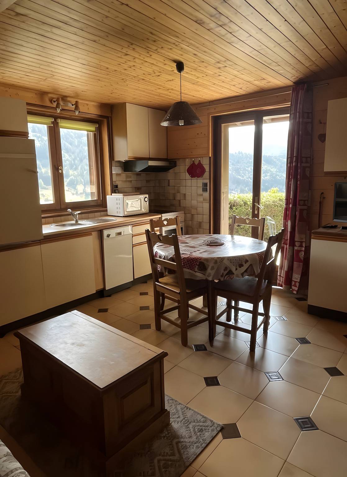 Geheel appartement, Appartement 'D'arnica' met uitzicht op de bergen, balkon en wifi in Morzine, Les Portes du Soleil