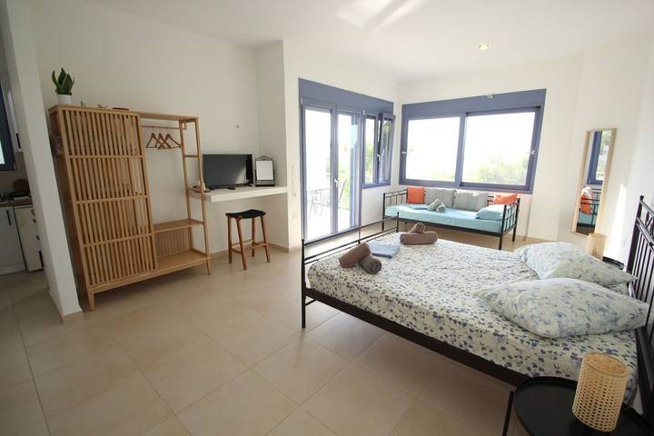 Gîte pour 3 personnes, avec jardin et balcon, animaux acceptés dans Égine - 4