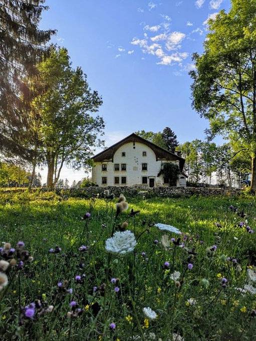 Gîte pour 8 personnes, avec terrasse dans Urtière