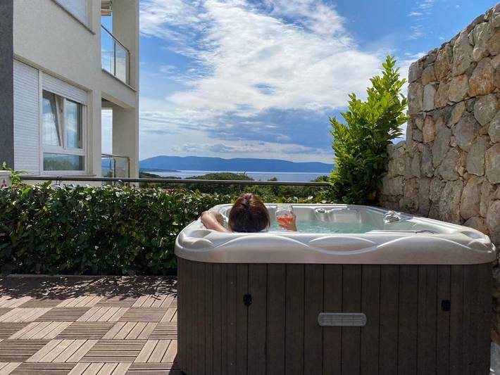 Apartament wakacyjny dla 6 osób, z balkon i basen oraz jacuzzi, Dla rodziny w Njivice