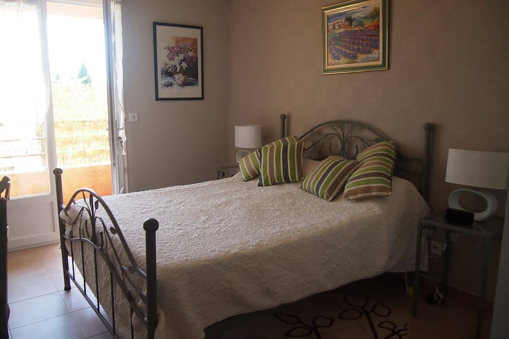 2 bedrooms house with living / kitchen dining and large outside patio in Arles, Mediterranean Coast (France)