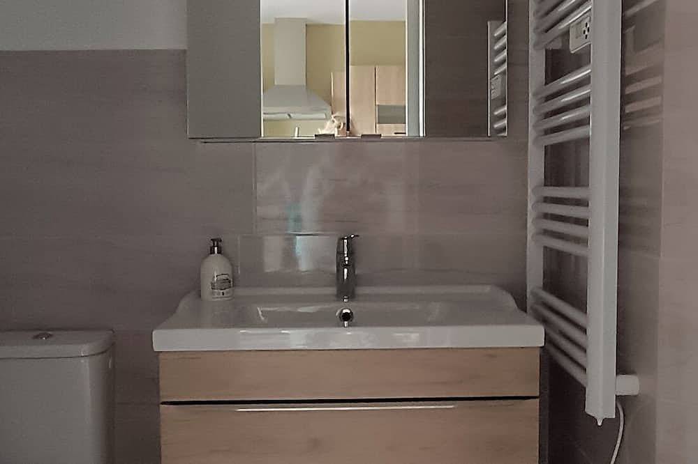 Entire apartment, Quiet Gite For Two With Relaxing Pool Not Overlooked + Pet in Graveson, Arles region