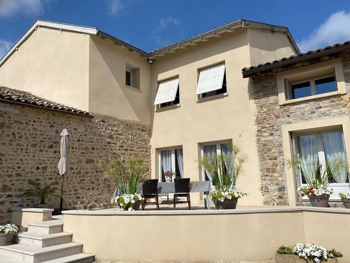 Chambre d’hôte pour 2 personnes, avec terrasse et piscine ainsi que vue et jardin dans Rhône - 2