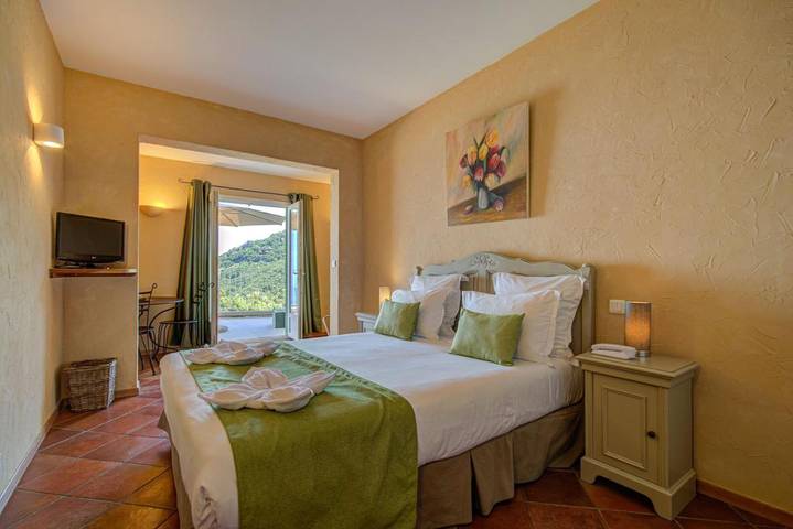 Hôtel pour 2 personnes, avec vue ainsi que jardin et piscine à San-Martino-di-Lota - 4