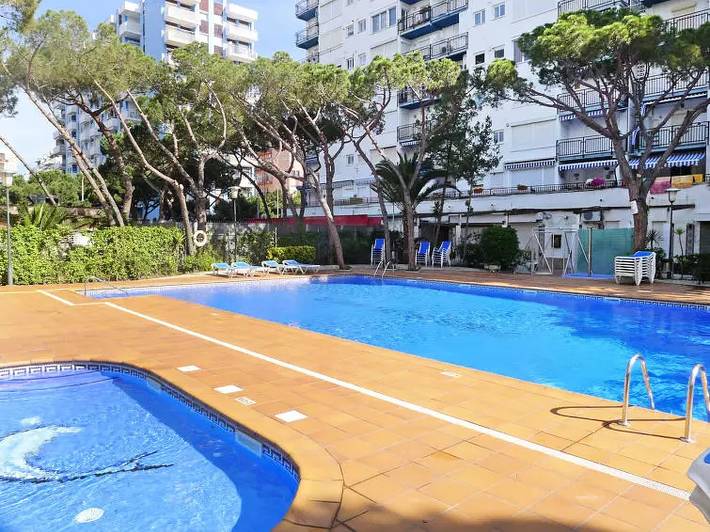 Ferienwohnung für 4 Personen, mit Terrasse und Garten sowie Pool