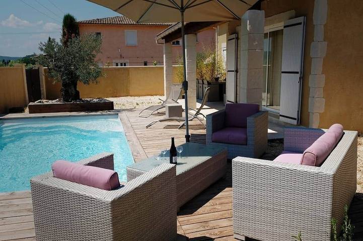 Gîte pour 6 personnes, avec balcon et piscine à Cornillon