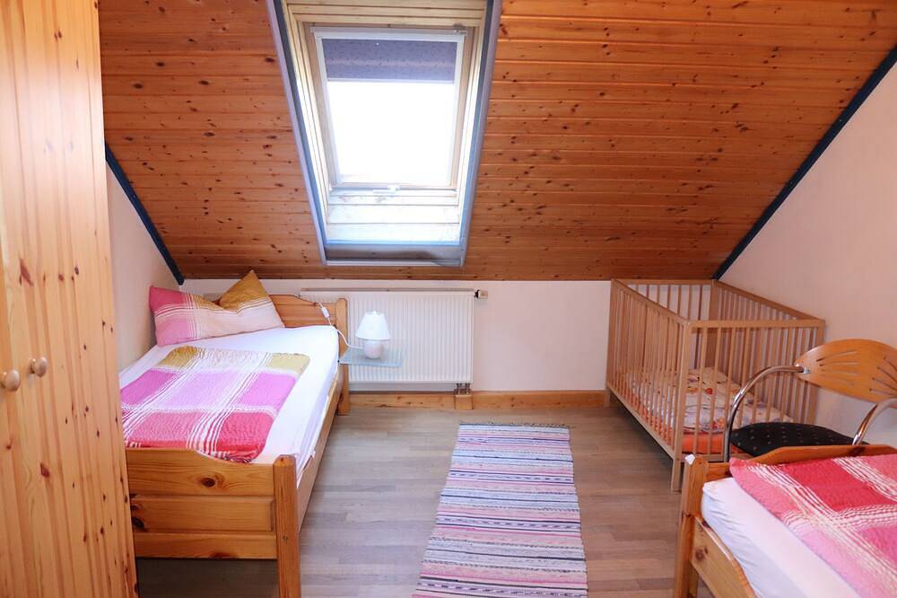 Entire apartment, Panoramic mountain view, rural area, grand playground, garden house with Bbq in Untrasried, Bavarian Swabia