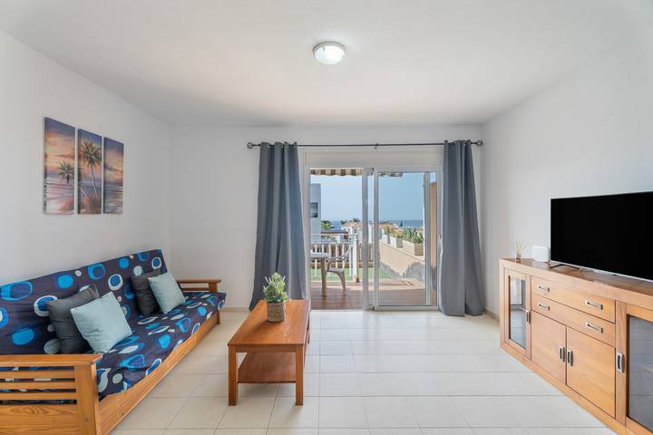 Ganze Wohnung, Ferienwohnung 'Brisas Chasna 2' mit Meerblick, Gemeinschaftspool und WLAN in Adeje, Teneriffa Süd