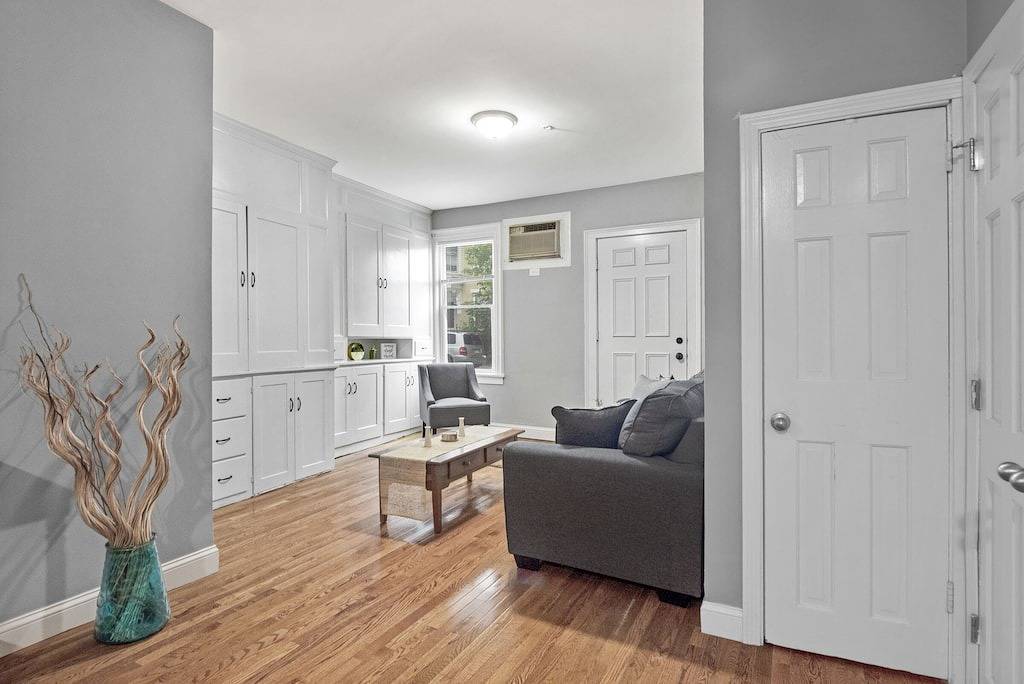 Prime Location!Walk To Water & Historic District!Private Large first floor apt! in Salem (MA), Essex County (MA)