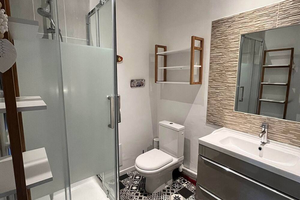 Appartement entier, Intra-muros- Appartement Avec Balcon et Carte Parking in Aigues-Mortes, Côte d'Améthyste